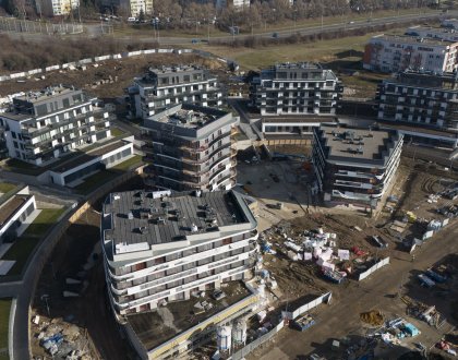 Arcus City: dokončujeme práce na fasádě a zábradlí na budovách G,H,I